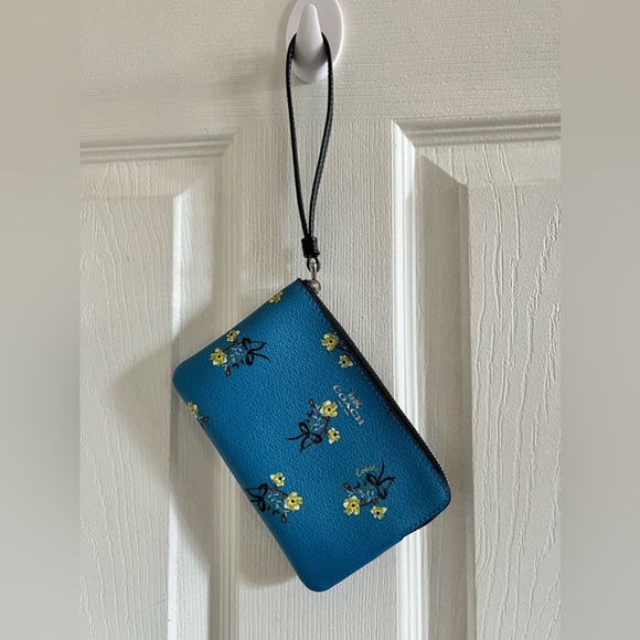 NWOT Coach Flower 🌼 Print Wristlet with black strap and two card slots inside - Picture 3 of 9